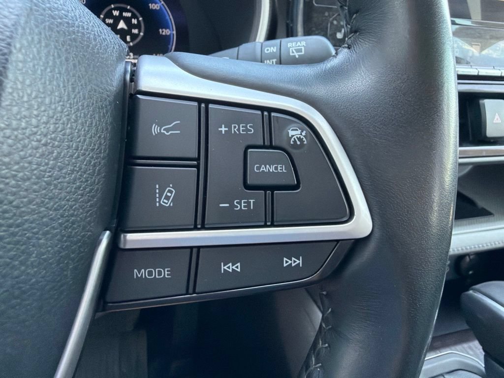 Used 2023 Toyota Highlander Limited FWD image 30