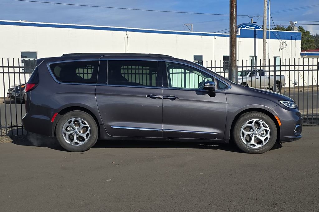 Used 2023 Chrysler Pacifica Limited FWD image 2
