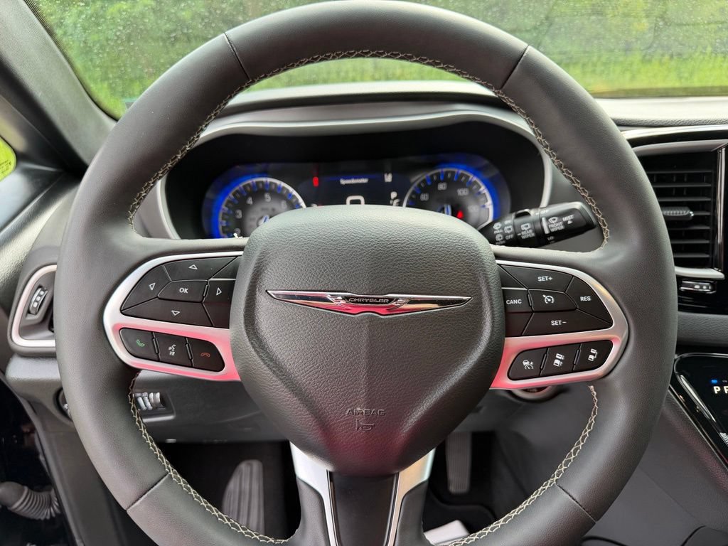 Used 2025 Chrysler Pacifica Select FWD image 11
