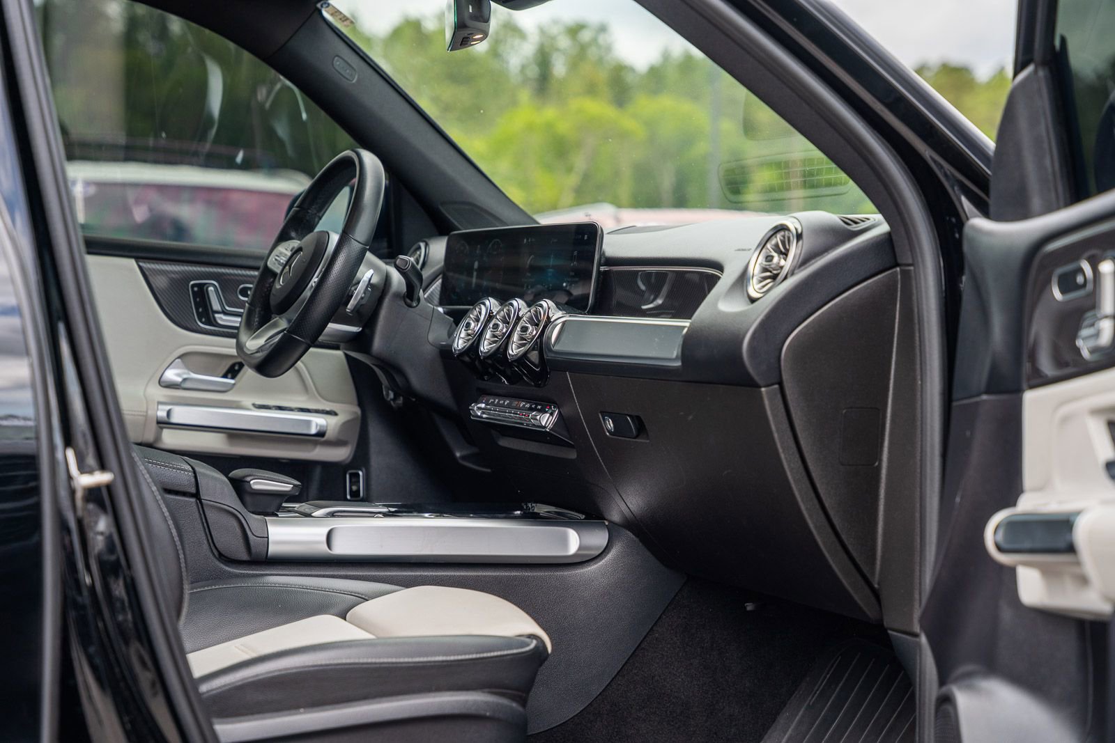 Used 2021 Mercedes-Benz GLB 250 4MATIC w/ AMG Line image 13