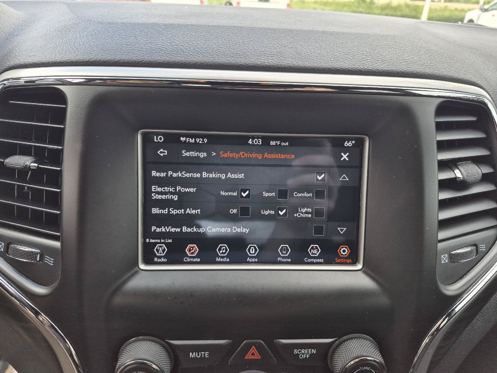 Used 2019 Jeep Grand Cherokee Laredo AWD/4WD image 3