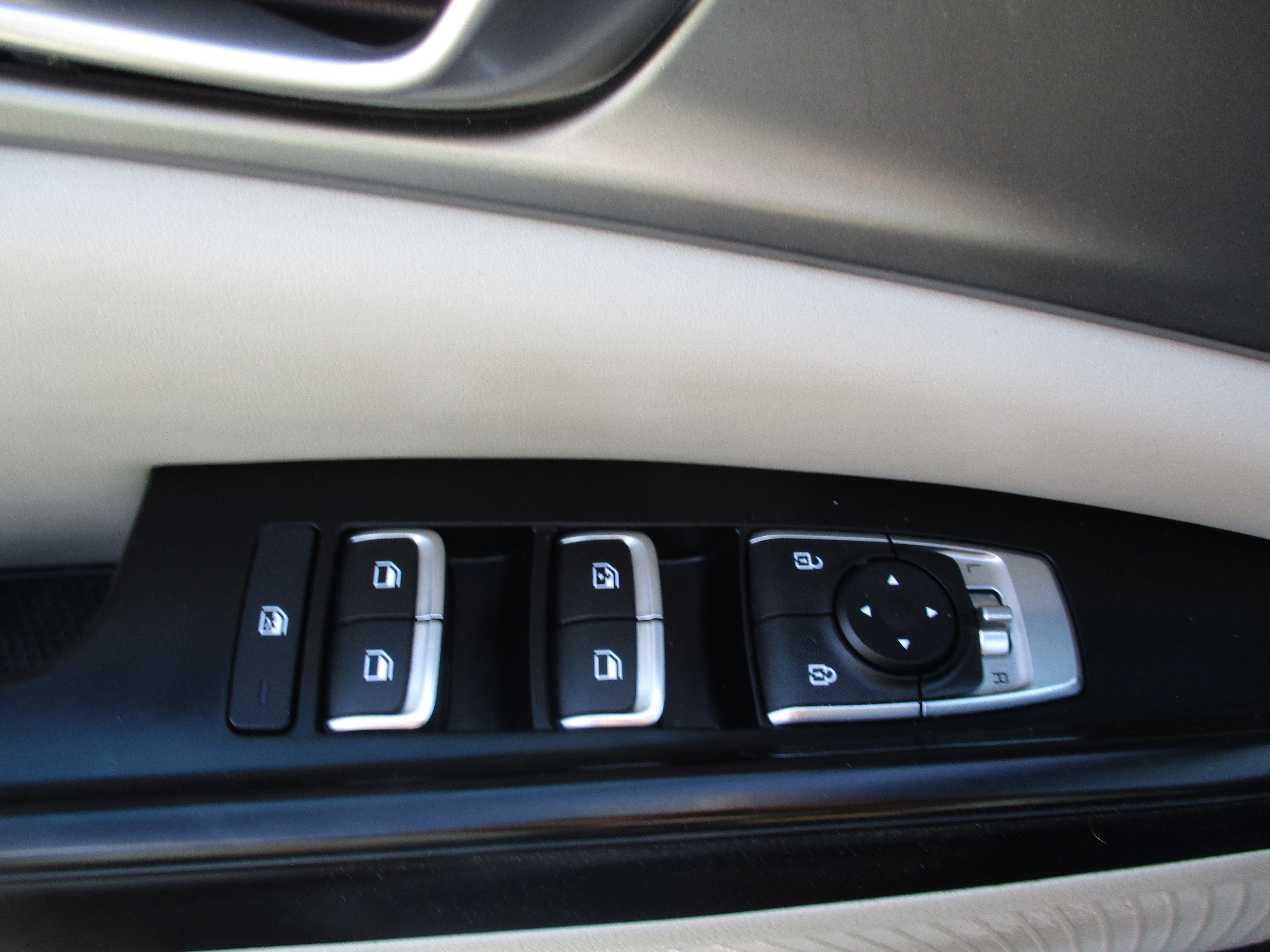 Used 2024 Kia Carnival LX image 17