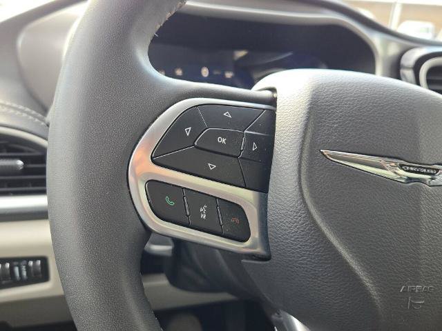 Used 2023 Chrysler Pacifica Touring-L FWD image 29