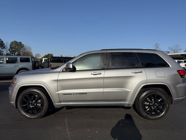Used 2017 Jeep Grand Cherokee Altitude image 2