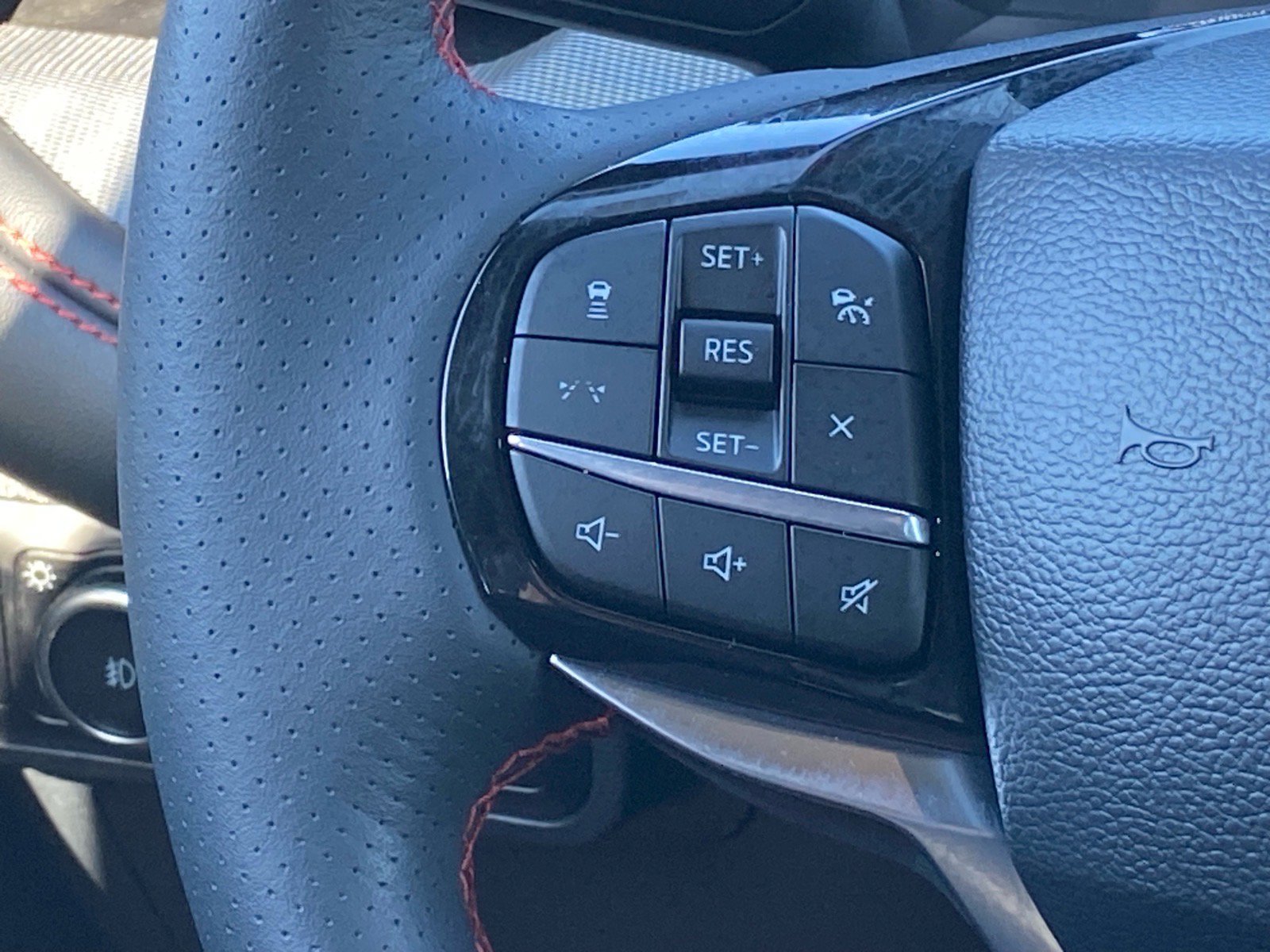 Certified 2025 Ford Explorer ST-Line image 8