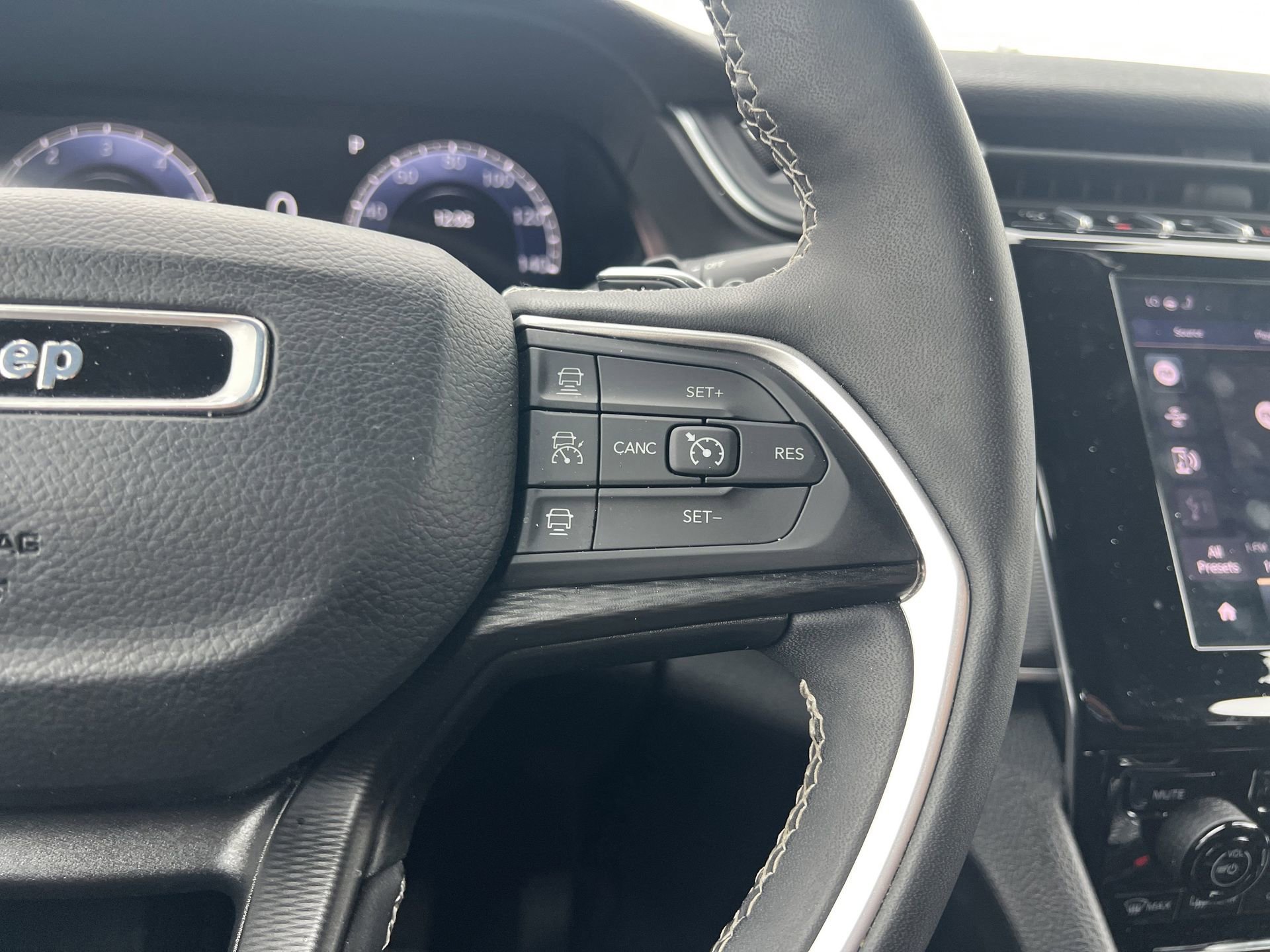 Used 2024 Jeep Grand Cherokee Altitude image 16