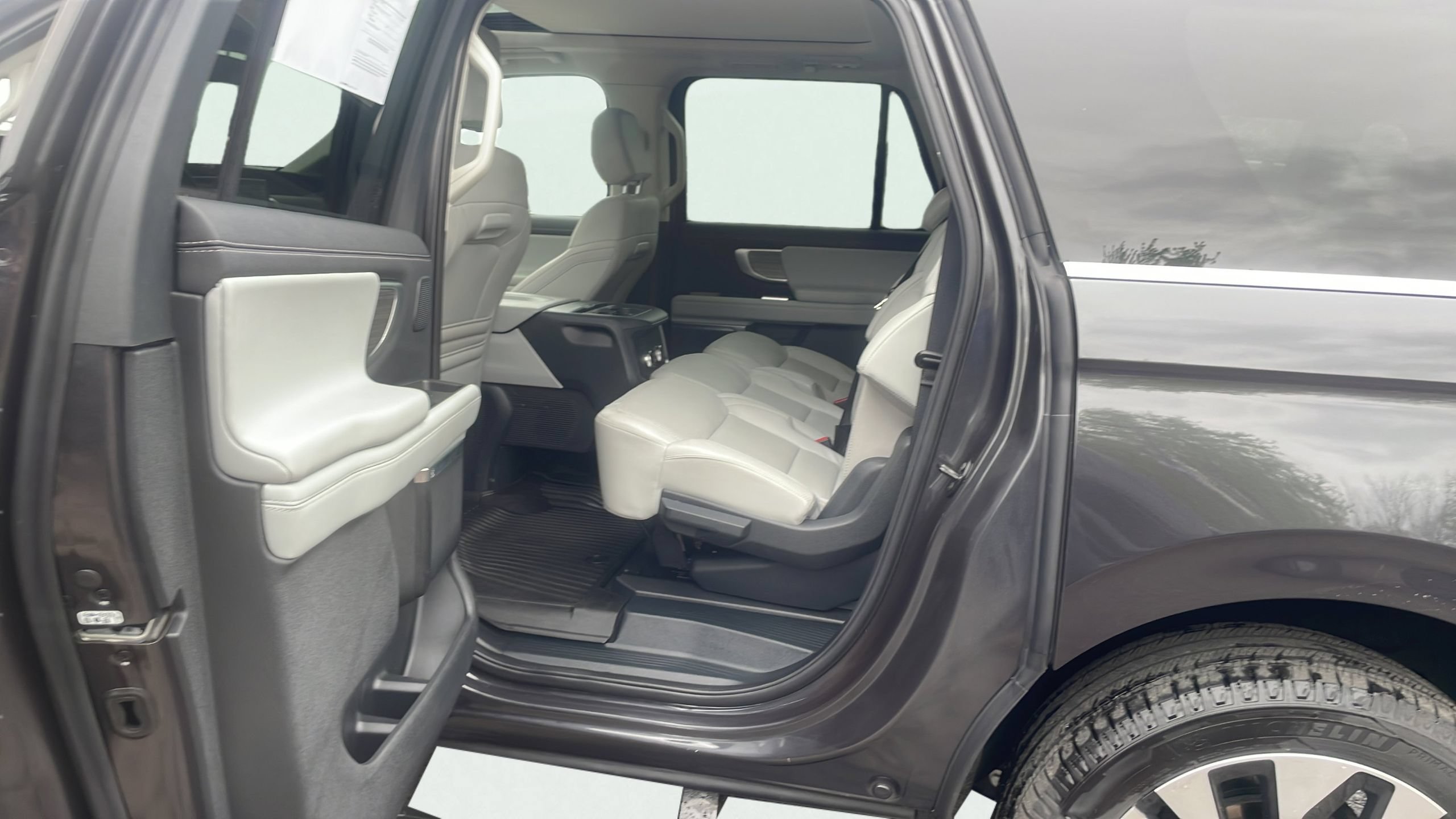 Certified 2025 Ford Expedition Max Platinum w/ Driver's Package AWD/4WD image 13