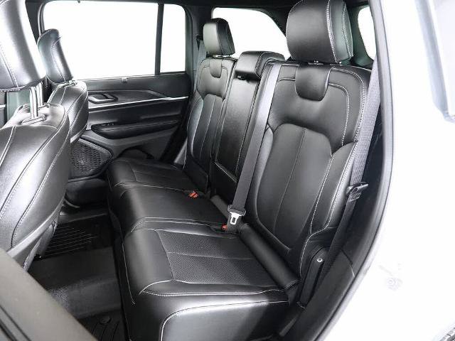 Used 2025 Jeep Grand Cherokee Limited w/ Luxury Tech Group II AWD/4WD image 13