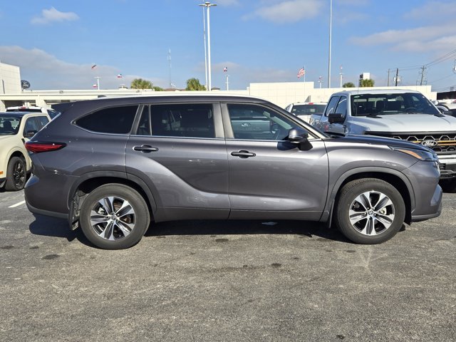 Used 2023 Toyota Highlander XLE image 4