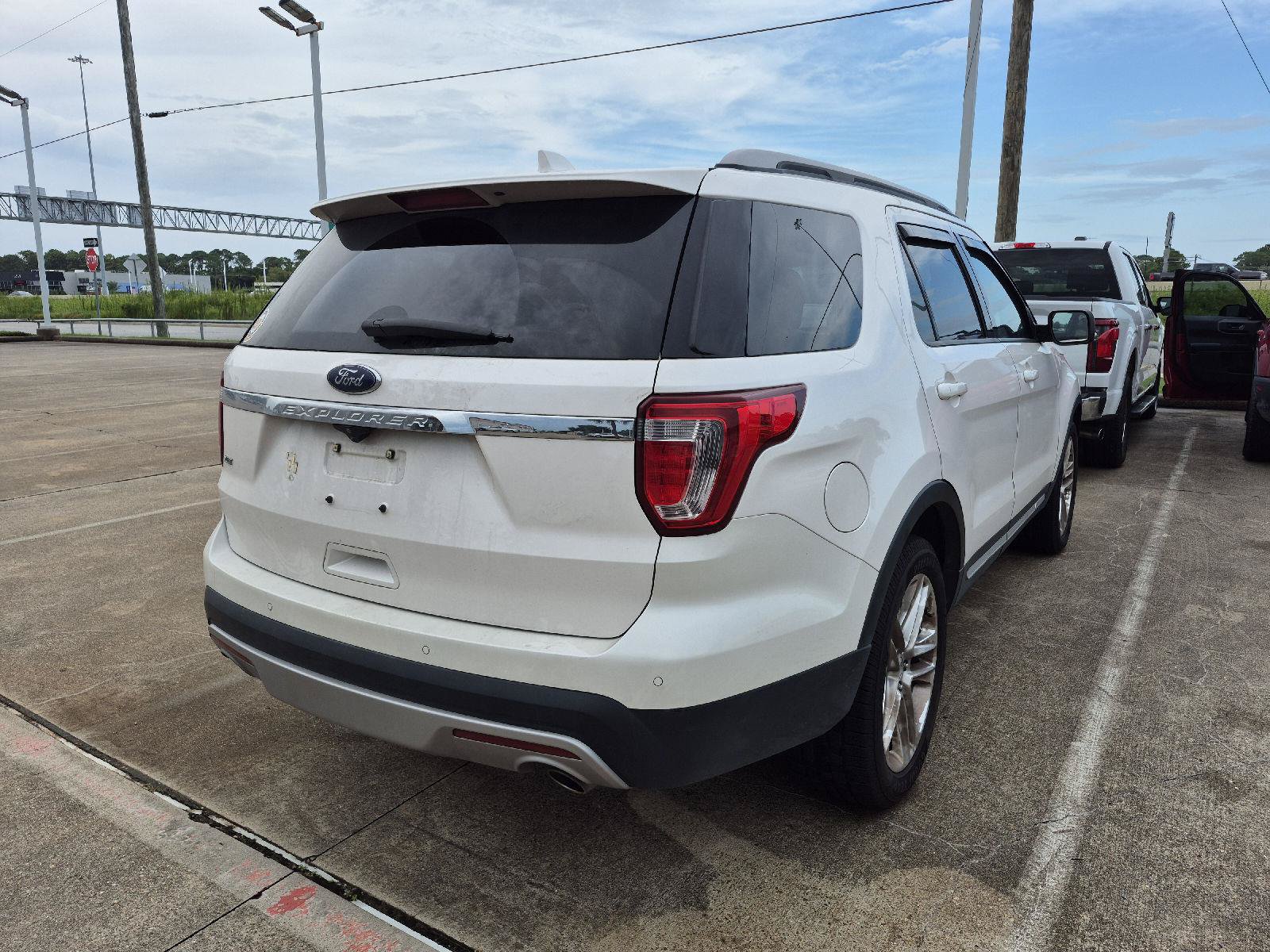 Certified 2017 Ford Explorer XLT w/ Equipment Group 202A FWD image 4
