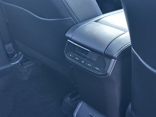 Used 2024 Toyota Highlander XLE AWD/4WD image 38