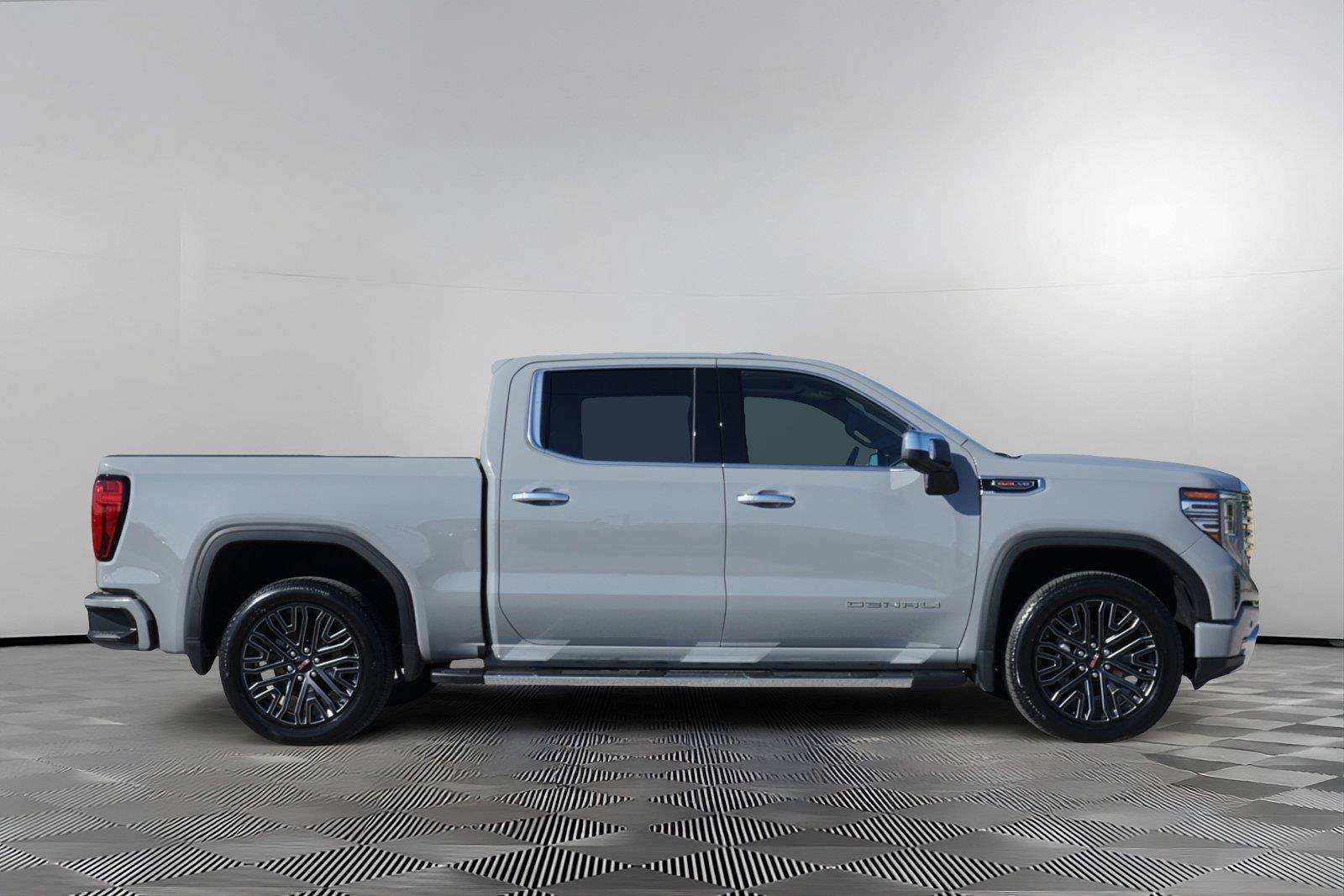 Used 2024 GMC Sierra 1500 Denali w/ Technology Package AWD/4WD image 4