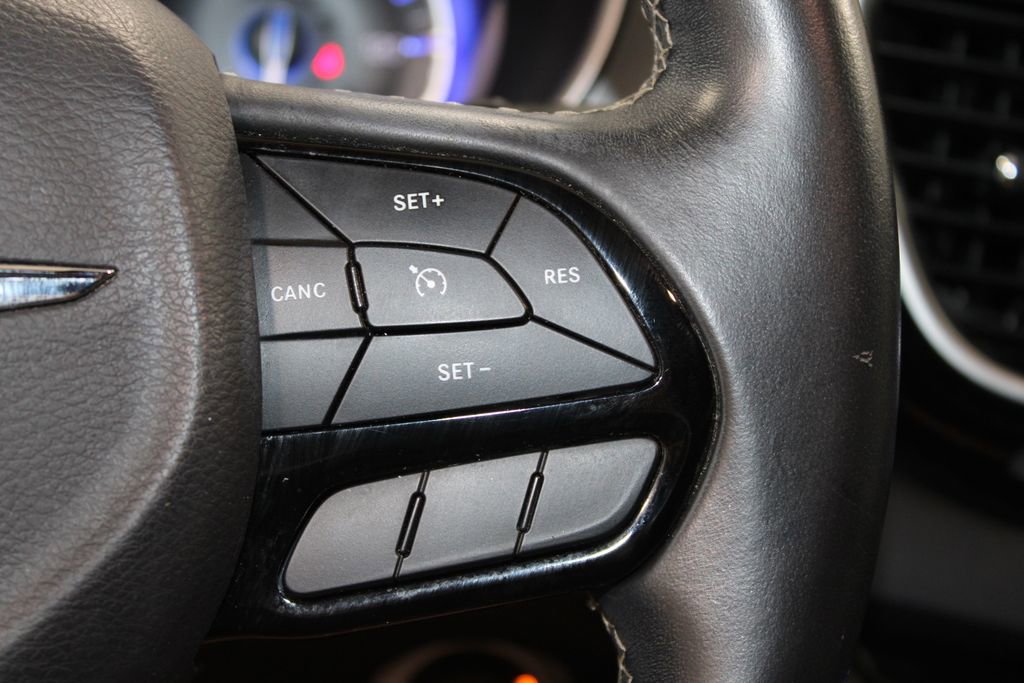 Used 2018 Chrysler Pacifica Touring-L w/ Premium Audio Group FWD image 39