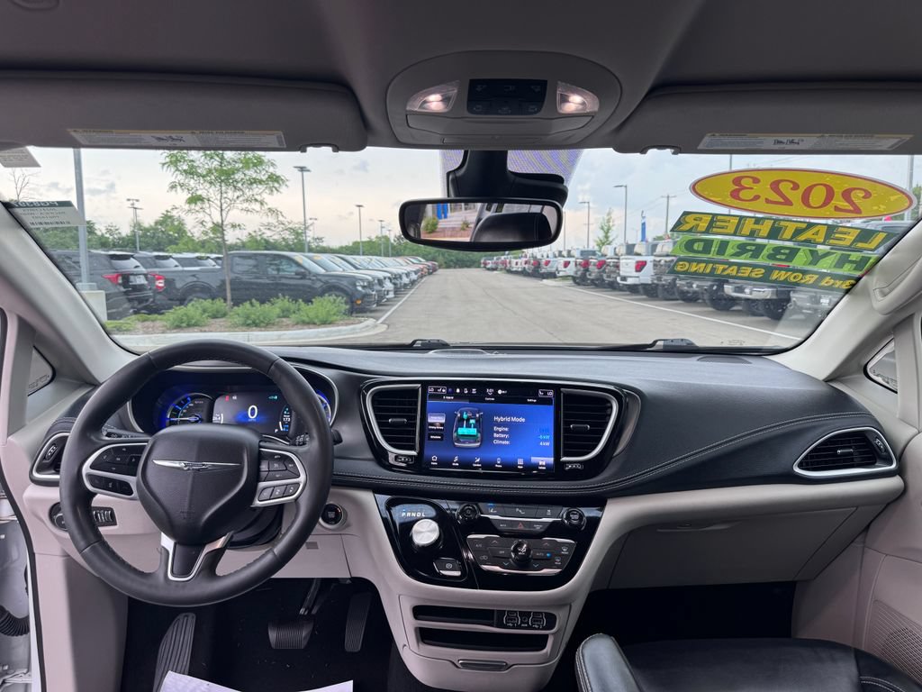 Used 2023 Chrysler Pacifica Touring-L FWD image 20