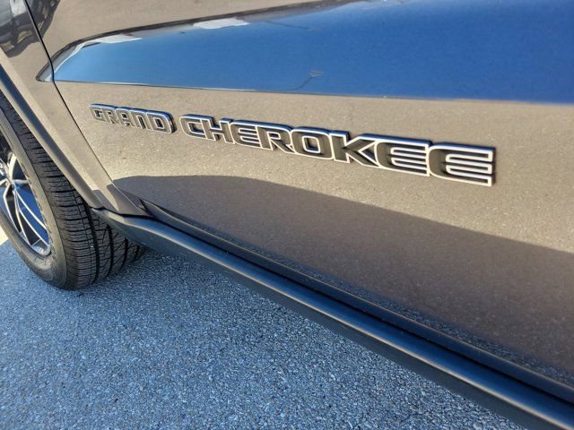 Used 2019 Jeep Grand Cherokee Laredo w/ Security & Convenience Group image 9