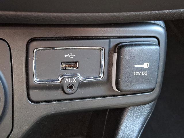 Used 2018 Jeep Renegade Latitude w/ Popular Equipment Group AWD/4WD image 23