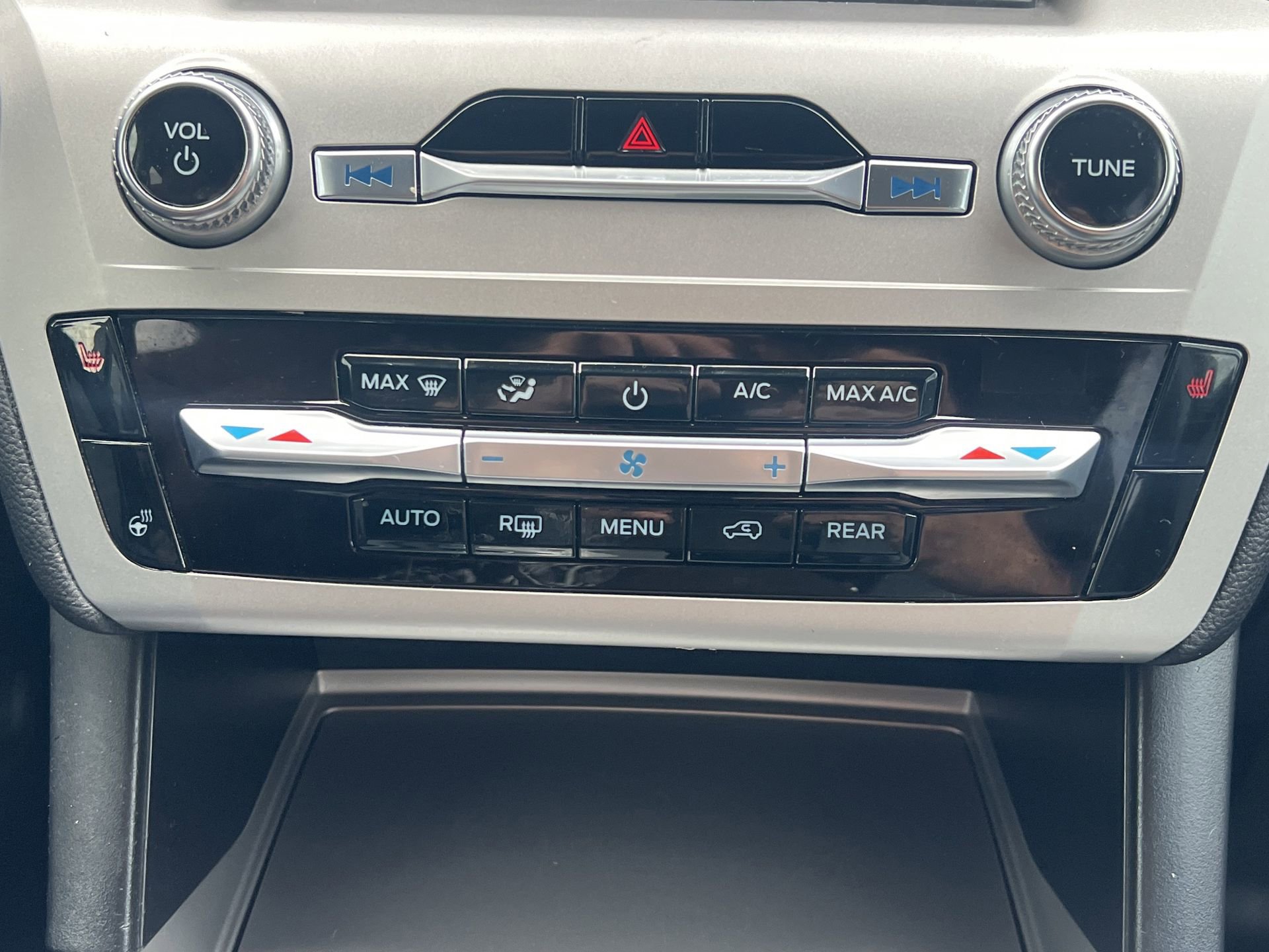 Certified 2021 Ford Explorer XLT w/ Equipment Group 202A image 9