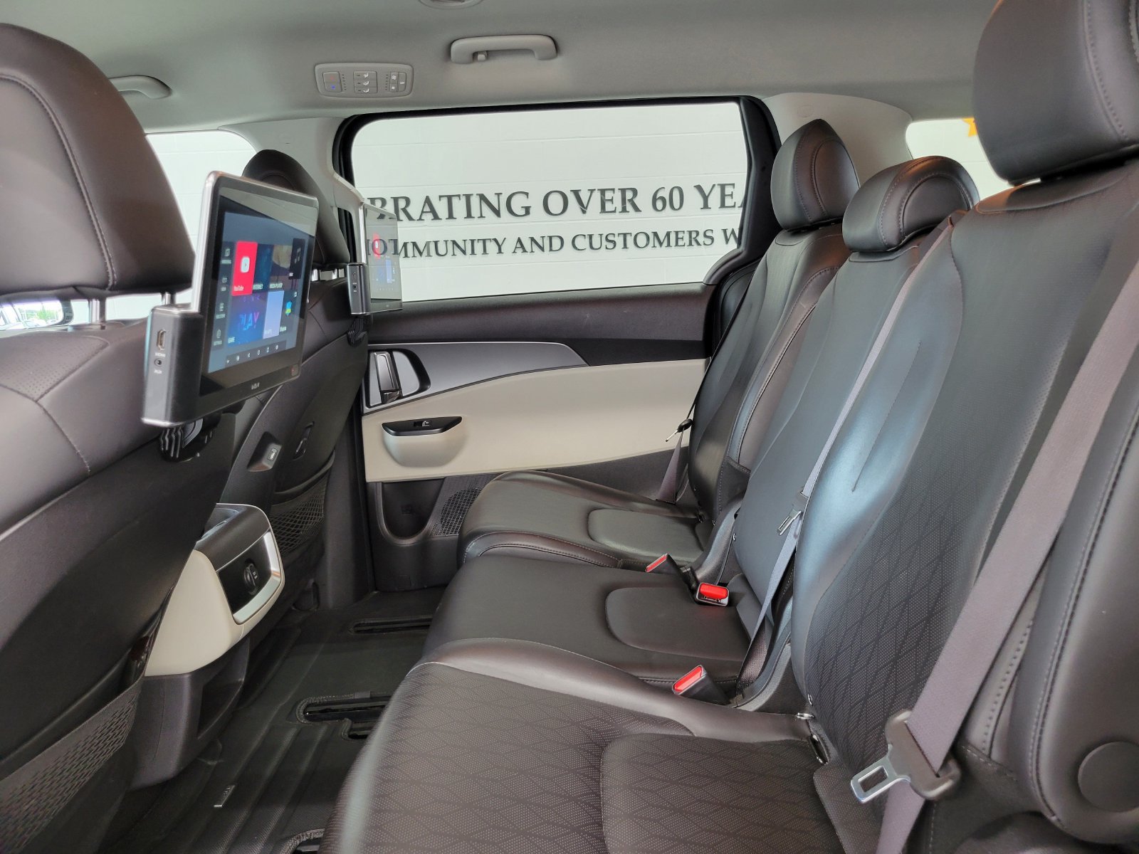 Used 2022 Kia Carnival LX w/ Paint Protection Package FWD image 24