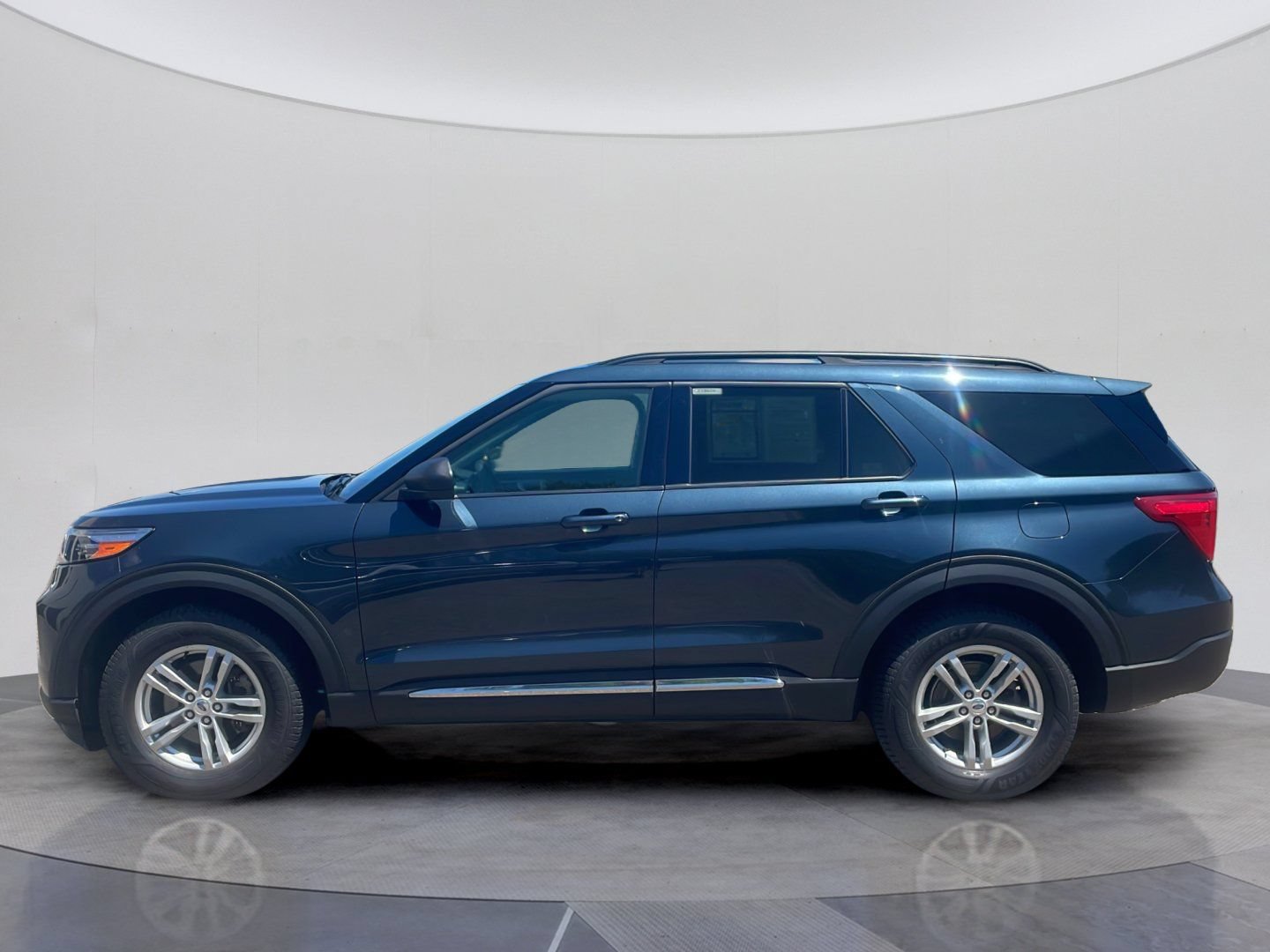 Certified 2023 Ford Explorer XLT w/ Equipment Group 202A AWD/4WD image 4