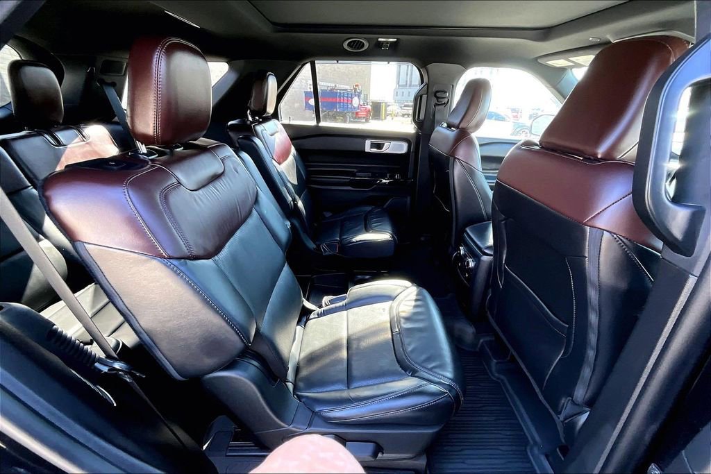 Certified 2021 Ford Explorer Platinum w/ Equipment Group 601A image 26