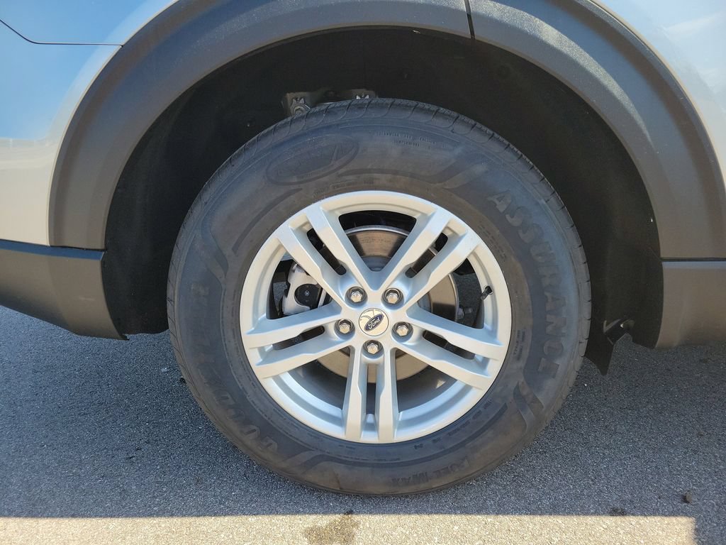 Certified 2024 Ford Explorer XLT w/ Equipment Group 202A AWD/4WD image 5