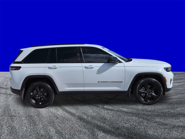 Used 2023 Jeep Grand Cherokee Limited w/ Black Appearance Package AWD/4WD image 3