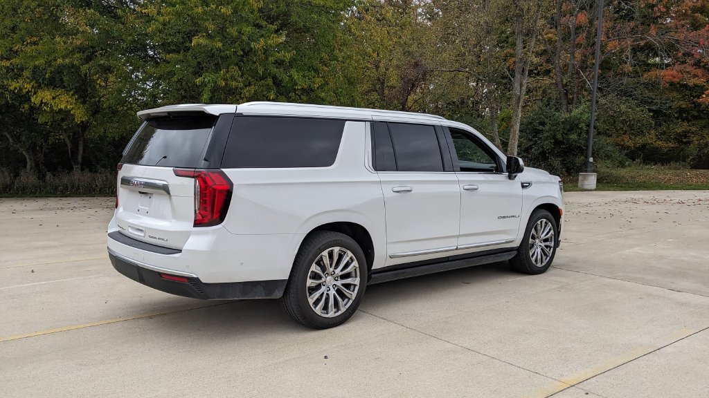 Used 2024 GMC Yukon XL Denali w/ Denali Reserve Package AWD/4WD image 3