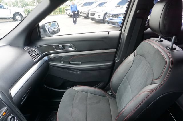 Certified 2019 Ford Explorer XLT w/ Equipment Group 202A FWD image 32