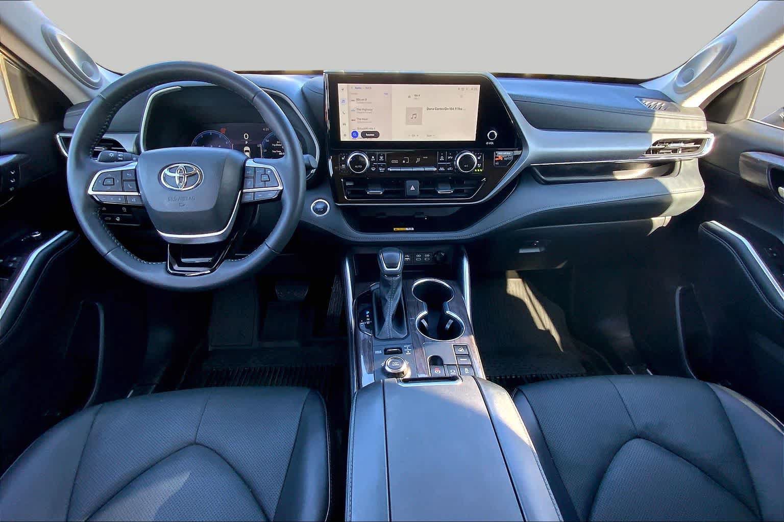 Used 2025 Toyota Highlander Limited AWD/4WD image 16