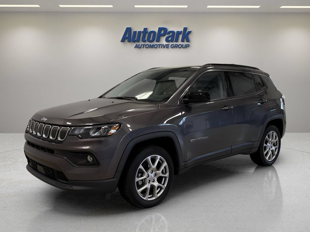 Used 2022 Jeep Compass Latitude w/ Sun and Sound Group AWD/4WD image 3