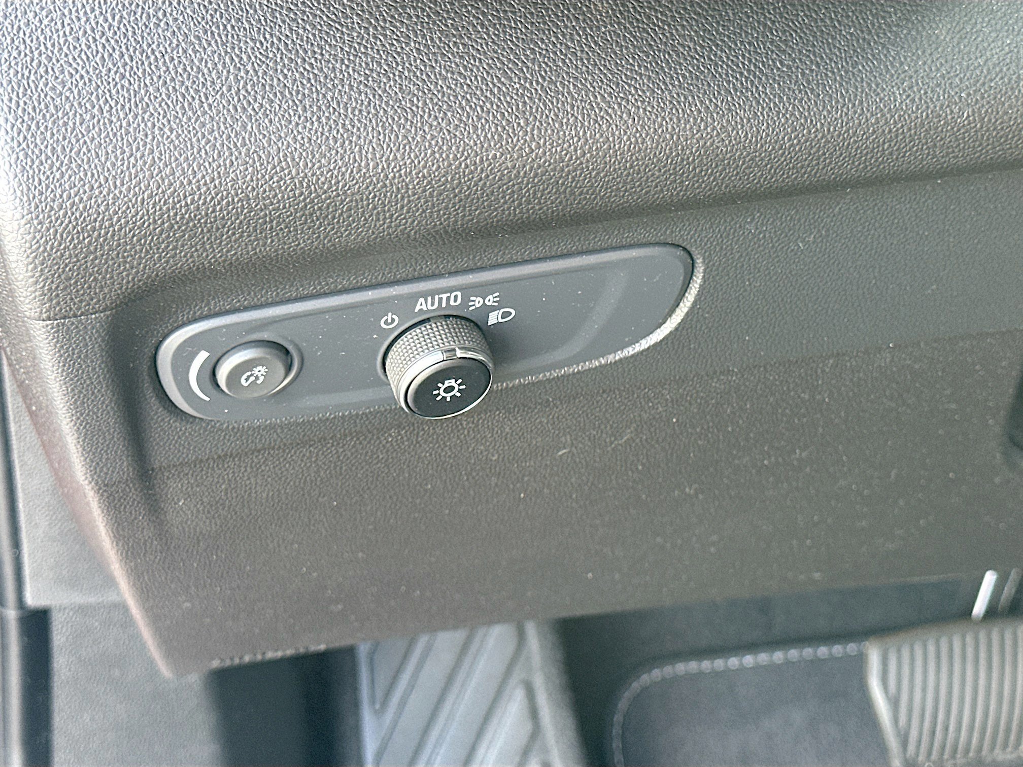 Used 2022 Buick Envision Essence w/ Safety Package image 10