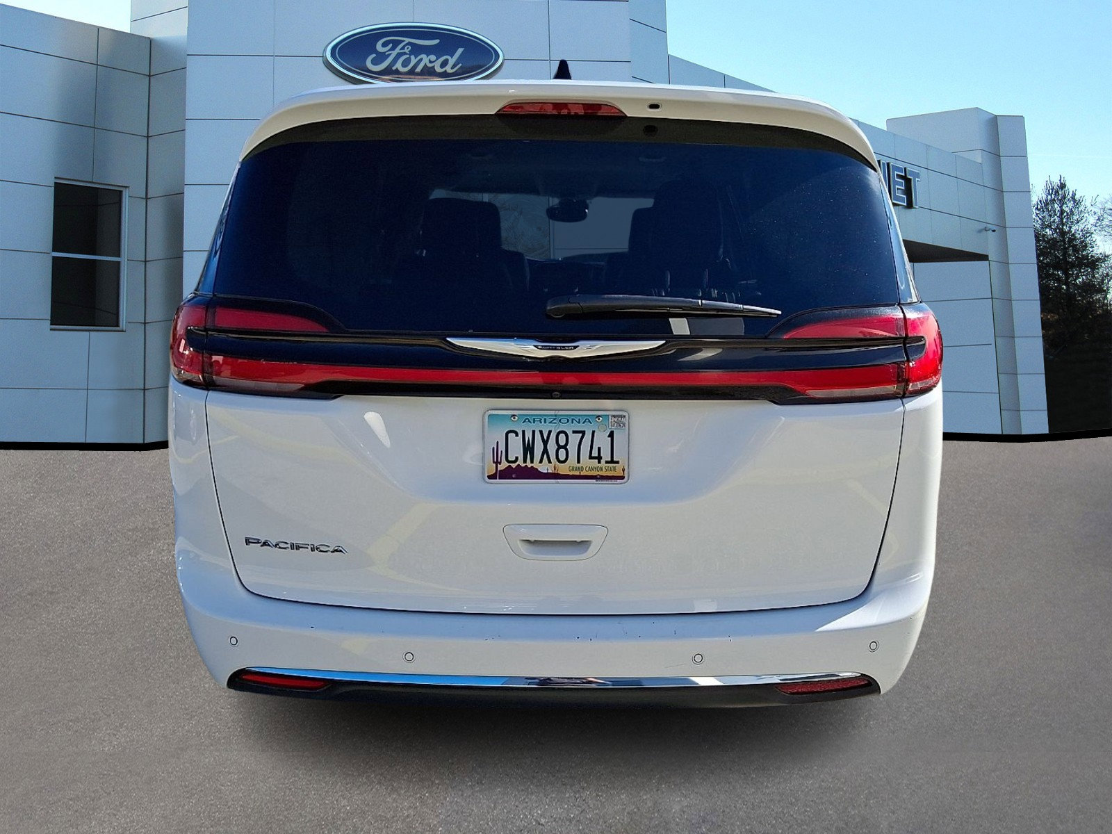 Used 2024 Chrysler Pacifica Touring-L FWD image 7