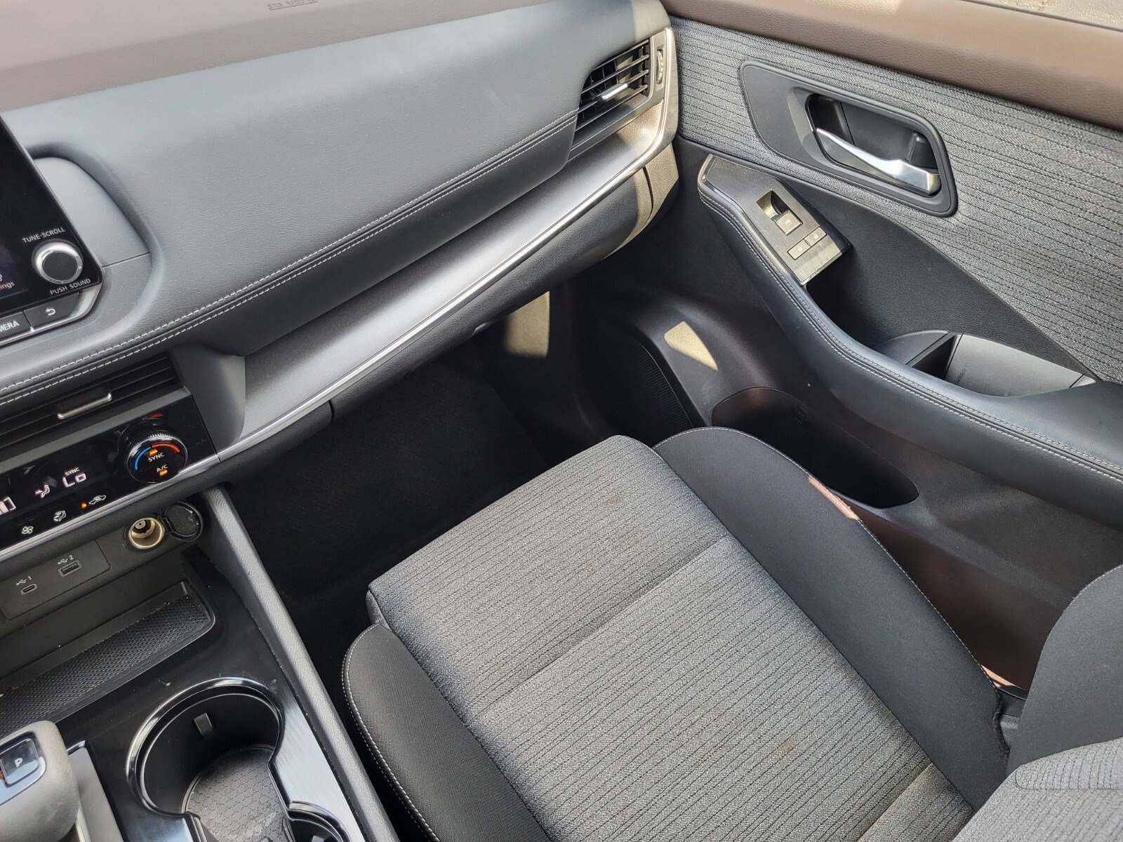 Used 2023 Nissan Rogue SV FWD image 17