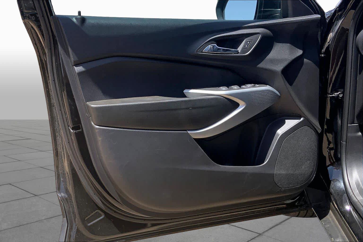 Used 2025 Chevrolet Trax LS FWD image 22