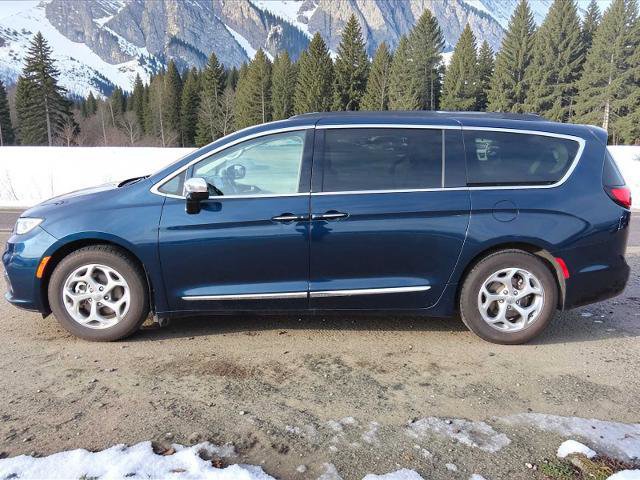 Used 2023 Chrysler Pacifica Limited image 6