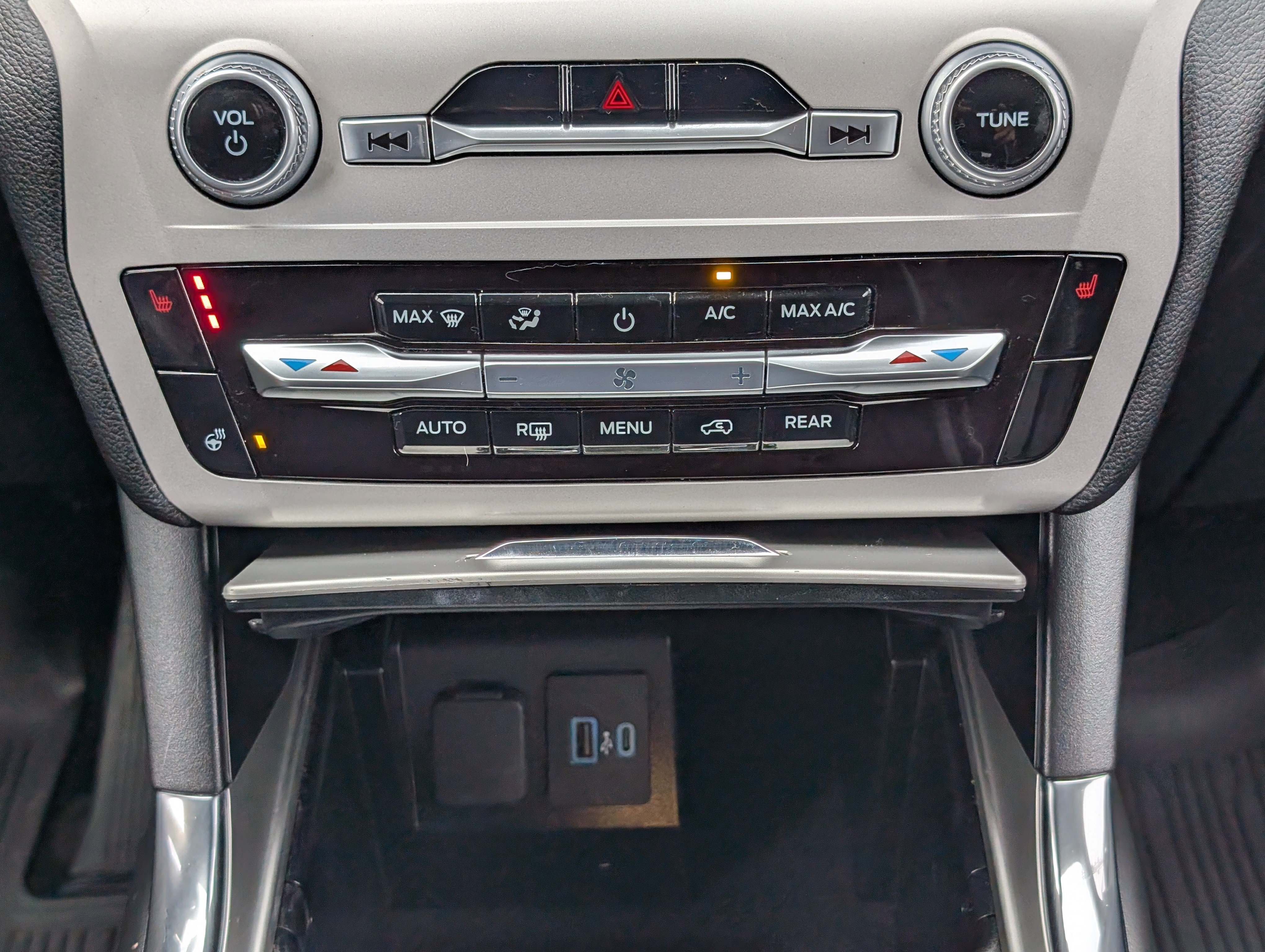 Certified 2022 Ford Explorer XLT w/ Equipment Group 202A image 29