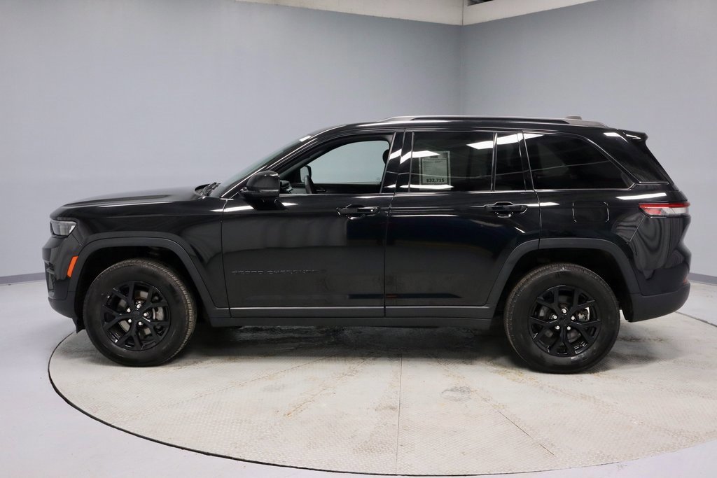 Used 2024 Jeep Grand Cherokee Altitude image 2