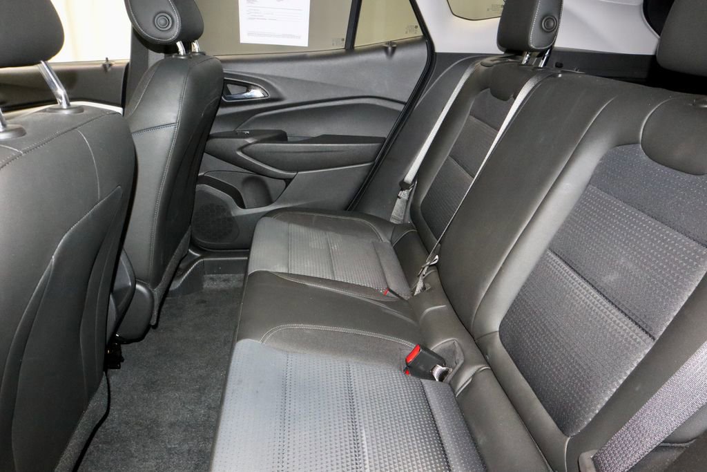 Used 2025 Chevrolet Trax LT w/ LT Convenience Package image 21