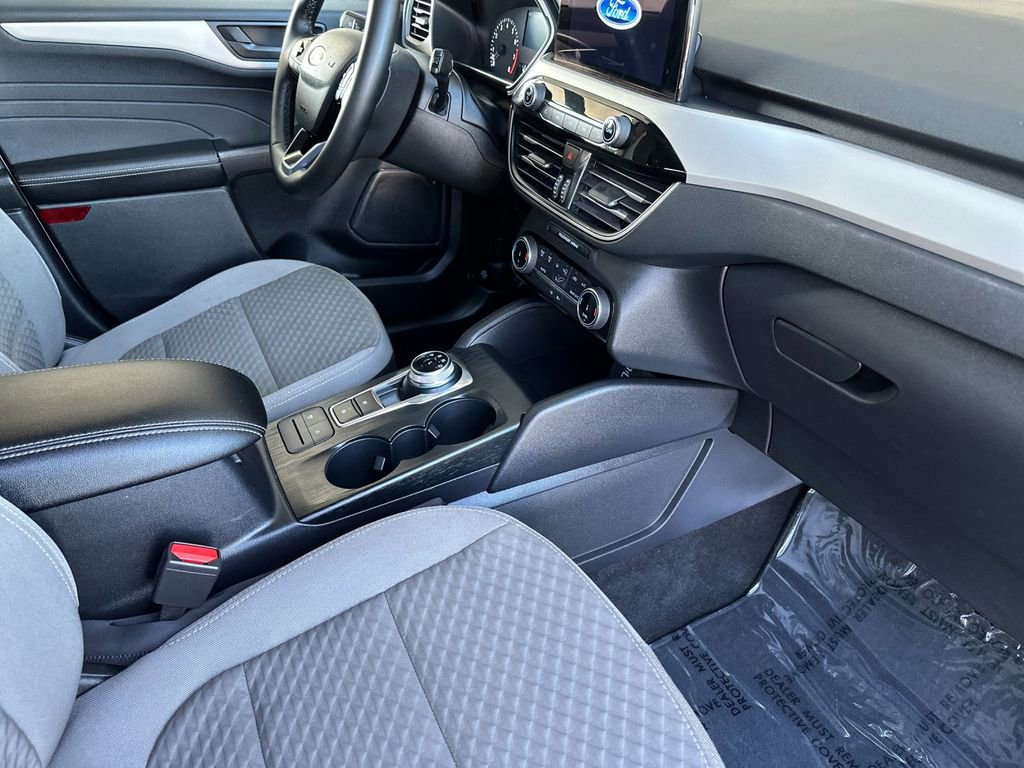 Certified 2022 Ford Escape SE w/ SE Sport Appearance Package image 16