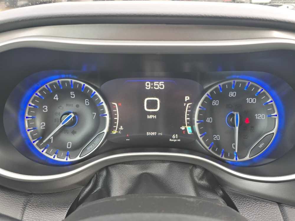 Used 2023 Chrysler Pacifica Touring-L image 21