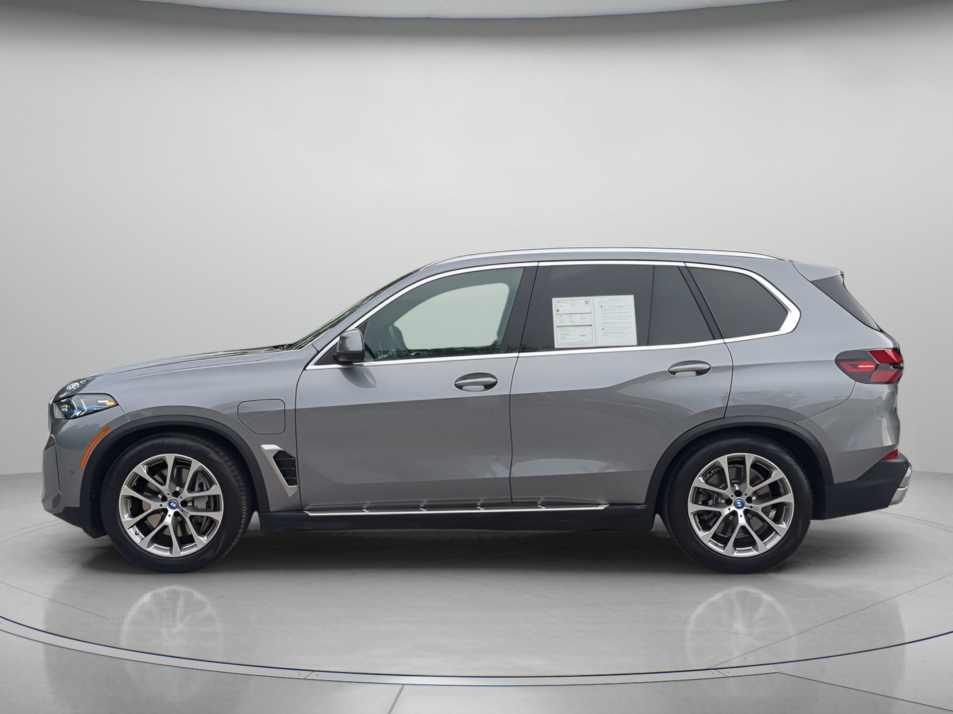 Used 2025 BMW X5 xDrive50e AWD/4WD image 43