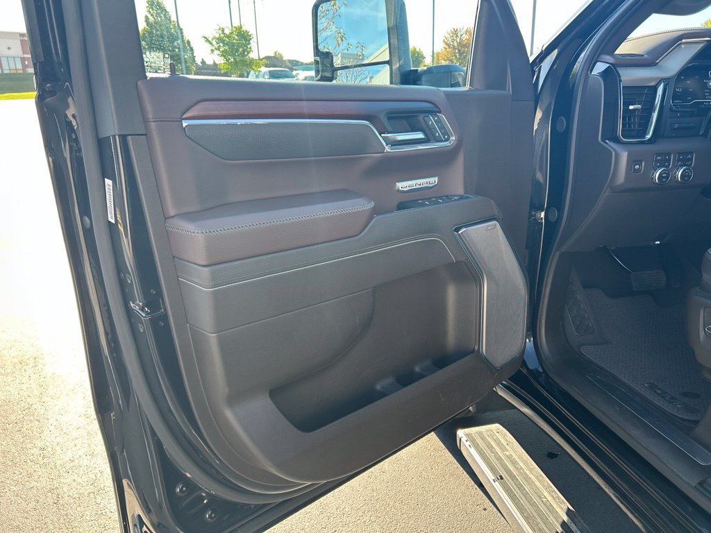 Used 2025 GMC Sierra 1500 Denali w/ Denali Reserve Package AWD/4WD image 11