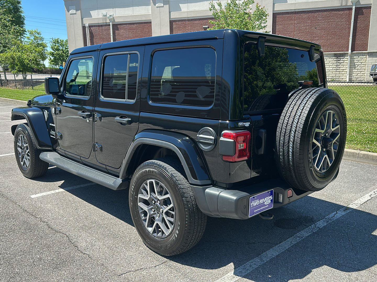 Used 2024 Jeep Wrangler Unlimited Sahara w/ Technology Group AWD/4WD image 3