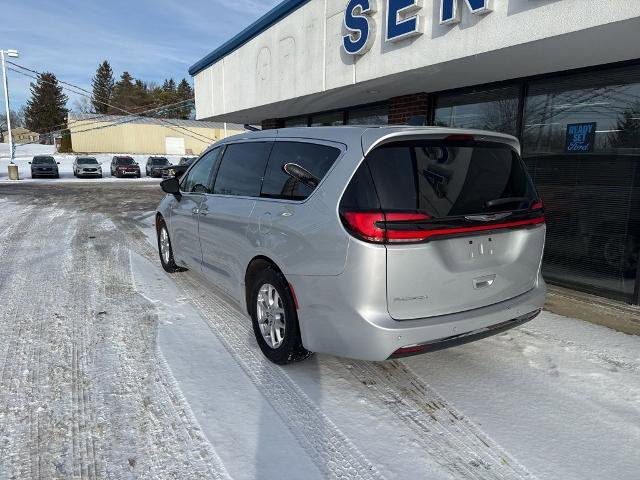 Used 2024 Chrysler Pacifica Touring-L image 4