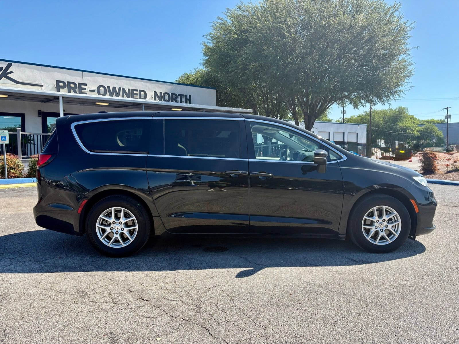 Used 2023 Chrysler Pacifica Touring-L FWD image 2