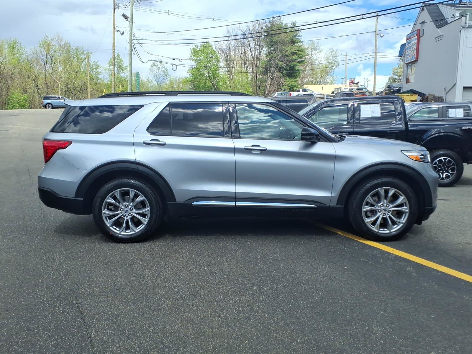 Certified 2023 Ford Explorer XLT w/ Equipment Group 202A AWD/4WD image 9
