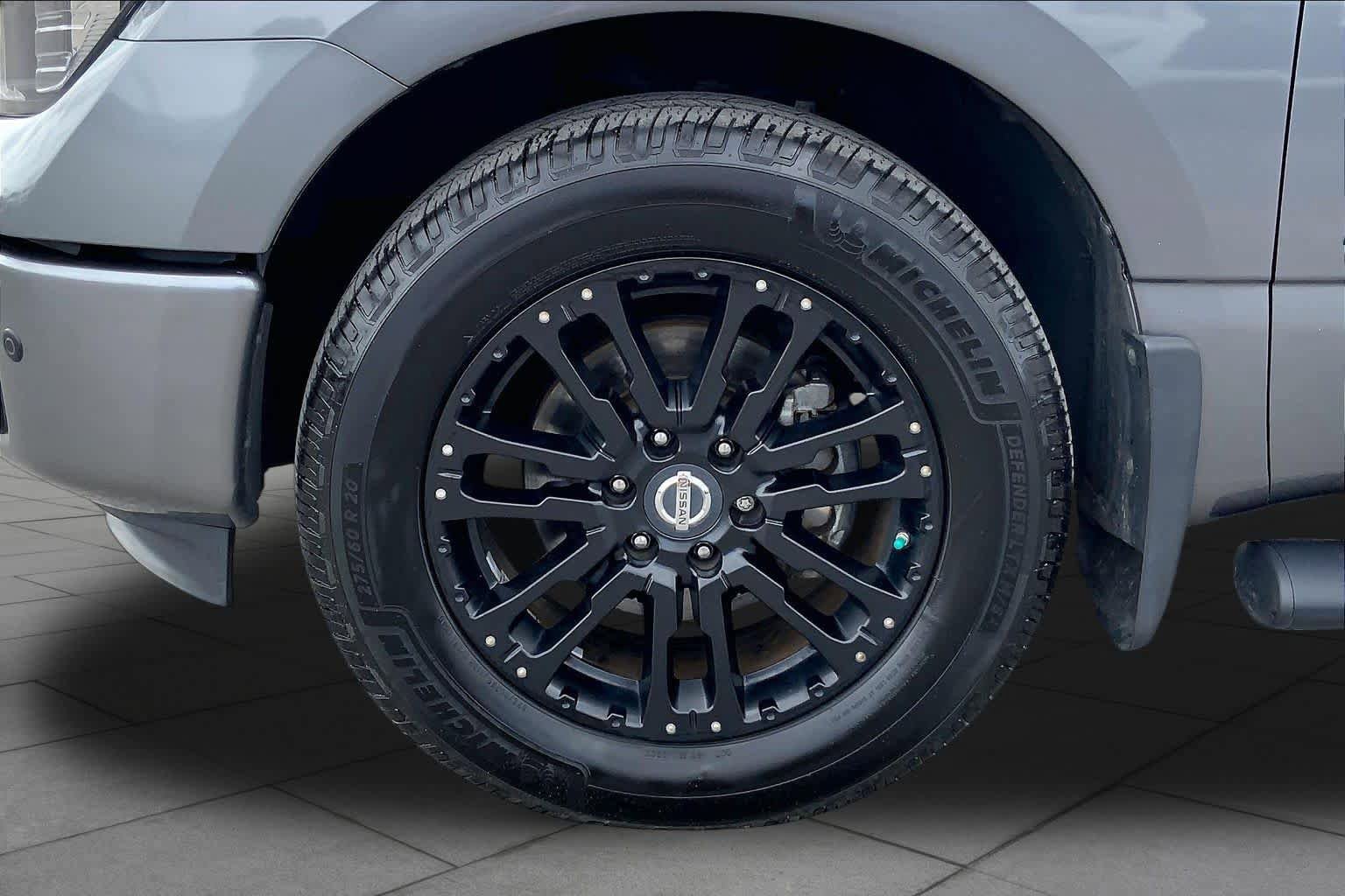 Used 2019 Nissan Titan SV w/ SV Convenience Package RWD image 11