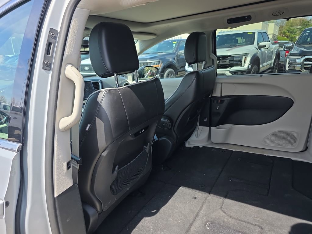 Used 2024 Chrysler Pacifica Limited FWD image 17