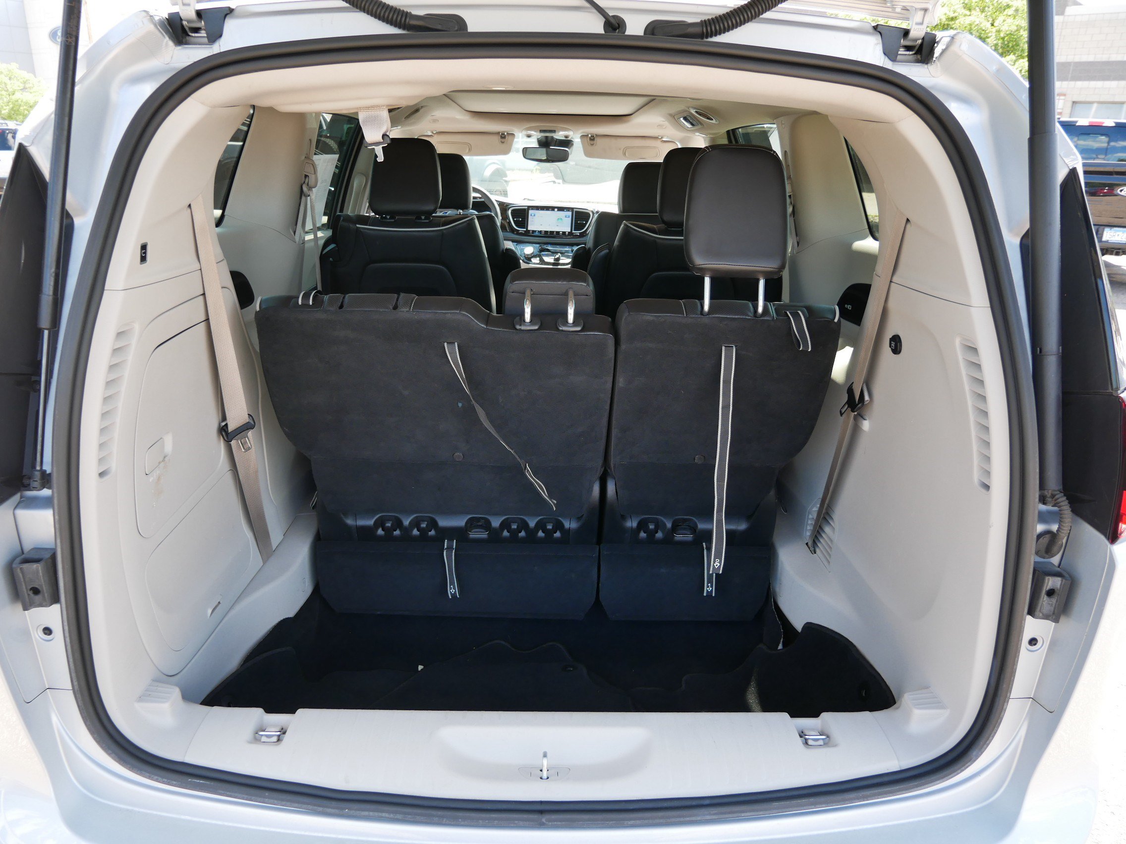 Used 2023 Chrysler Pacifica Limited FWD image 18