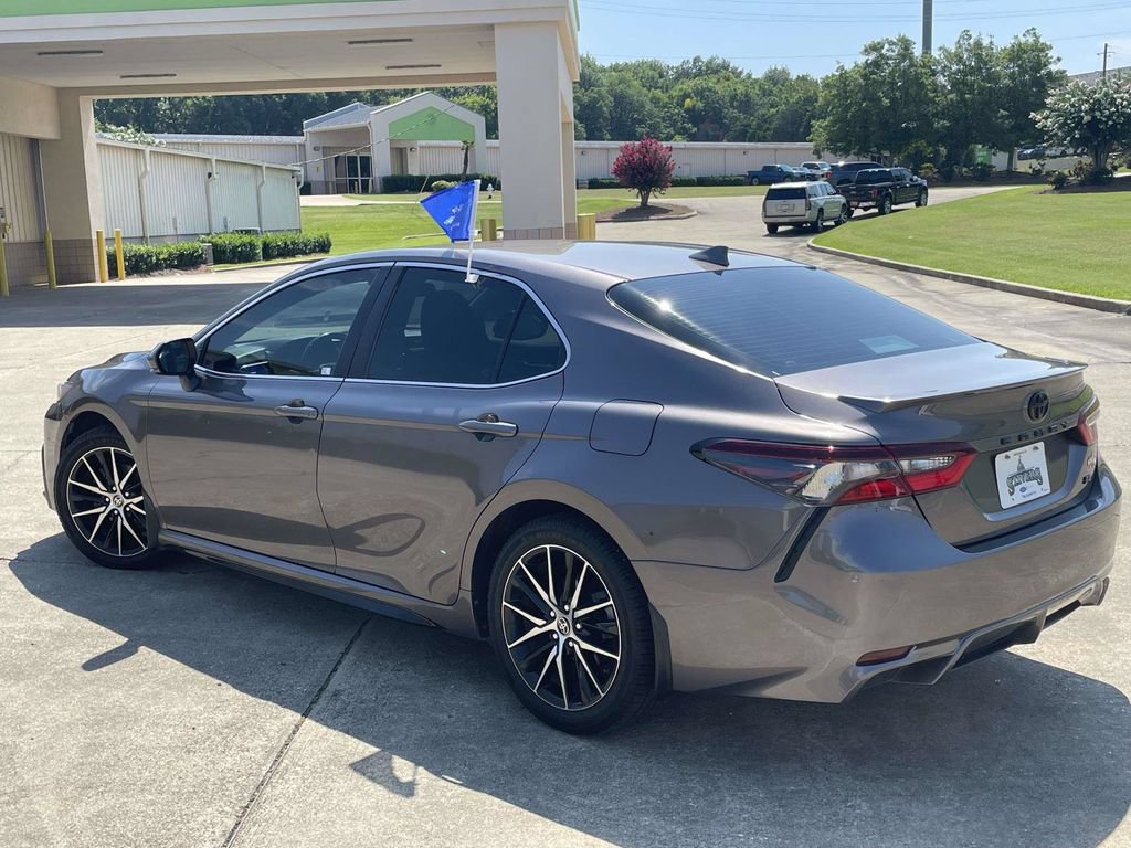 Used 2022 Toyota Camry SE FWD image 5